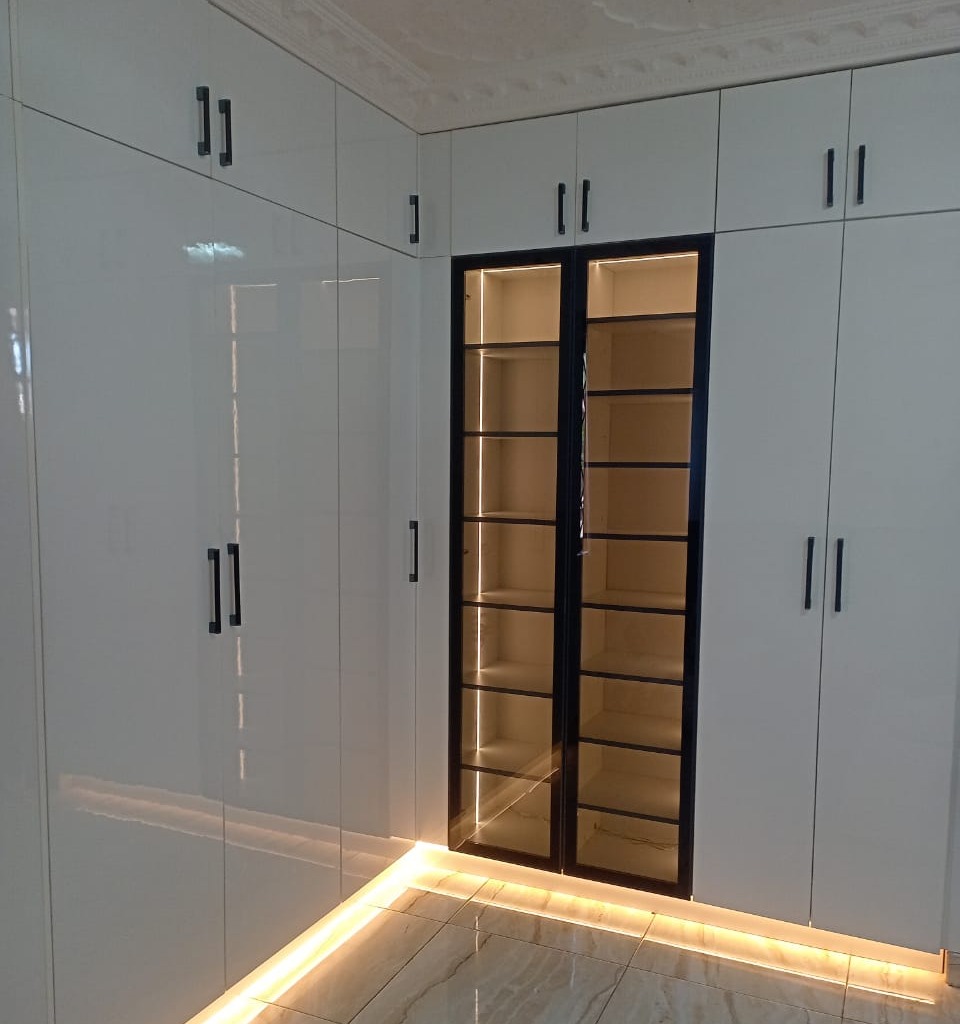 DIAMOND BUILD AND DECOR